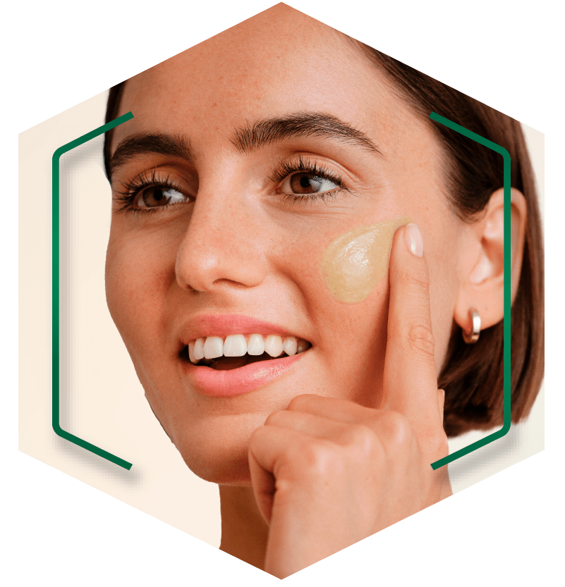 Mujer usando serum luminous630