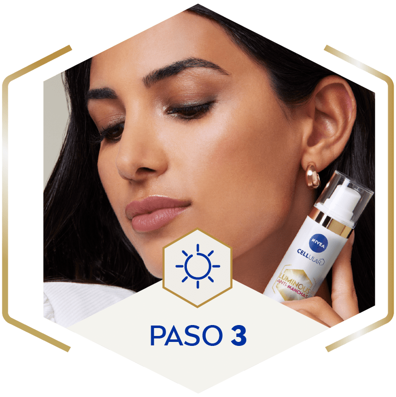 Mujer con serum nivea